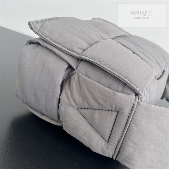 Bottega Veneta 보테가베네타 스몰 패디드 테크 카세트 백 “ 4COLOR ” 블랙+그린 Bag 16번 이미지
