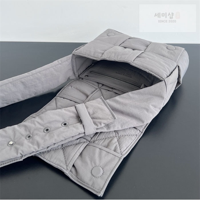 Bottega Veneta 보테가베네타 스몰 패디드 테크 카세트 백 “ 4COLOR ” 블랙+그린 Bag 5번 이미지
