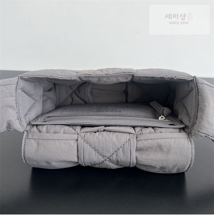 Bottega Veneta 보테가베네타 스몰 패디드 테크 카세트 백 “ 4COLOR ” 블랙+그린 Bag 11번 이미지