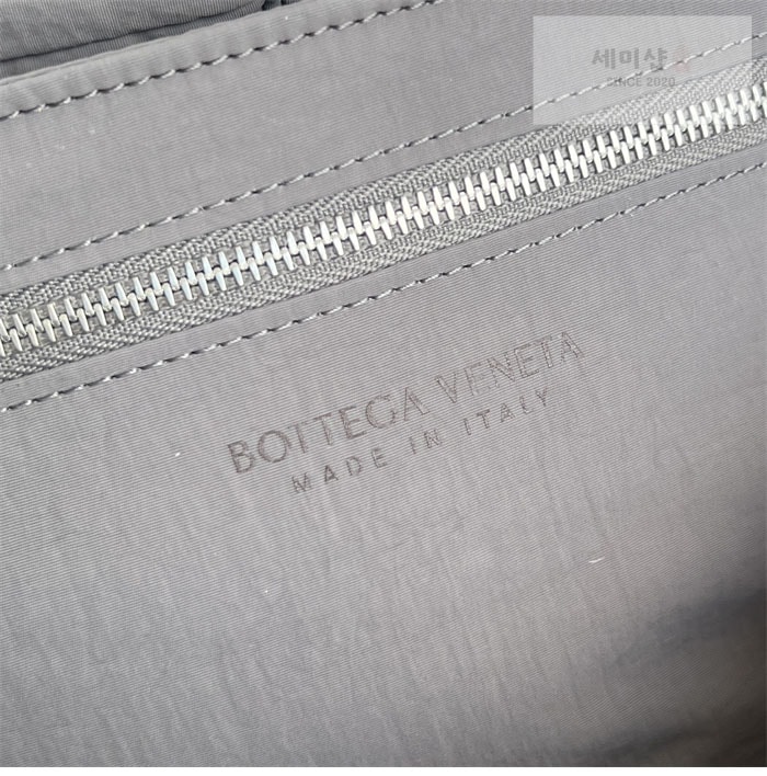 Bottega Veneta 보테가베네타 스몰 패디드 테크 카세트 백 “ 4COLOR ” 블랙+그린 Bag 17번 이미지