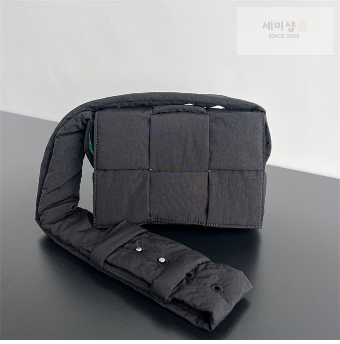 Bottega Veneta 보테가베네타 스몰 패디드 테크 카세트 백 “ 4COLOR ” 블랙+그린 Bag 18번 이미지