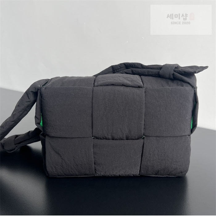 Bottega Veneta 보테가베네타 스몰 패디드 테크 카세트 백 “ 4COLOR ” 블랙+그린 Bag 7번 이미지