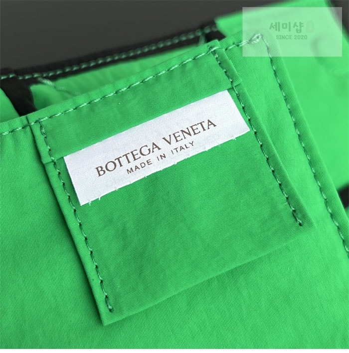 Bottega Veneta 보테가베네타 스몰 패디드 테크 카세트 백 “ 4COLOR ” 블랙+그린 Bag 19번 이미지