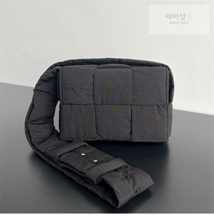 Bottega Veneta 보테가베네타 스몰 패디드 테크 카세트 백 “ 4COLOR ” 블랙+그린 Bag 14번 이미지