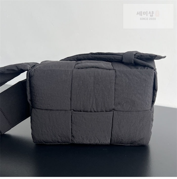 Bottega Veneta 보테가베네타 스몰 패디드 테크 카세트 백 “ 4COLOR ” 블랙+그린 Bag 20번 이미지