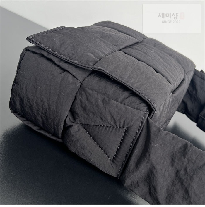 Bottega Veneta 보테가베네타 스몰 패디드 테크 카세트 백 “ 4COLOR ” 블랙+그린 Bag 1번 이미지