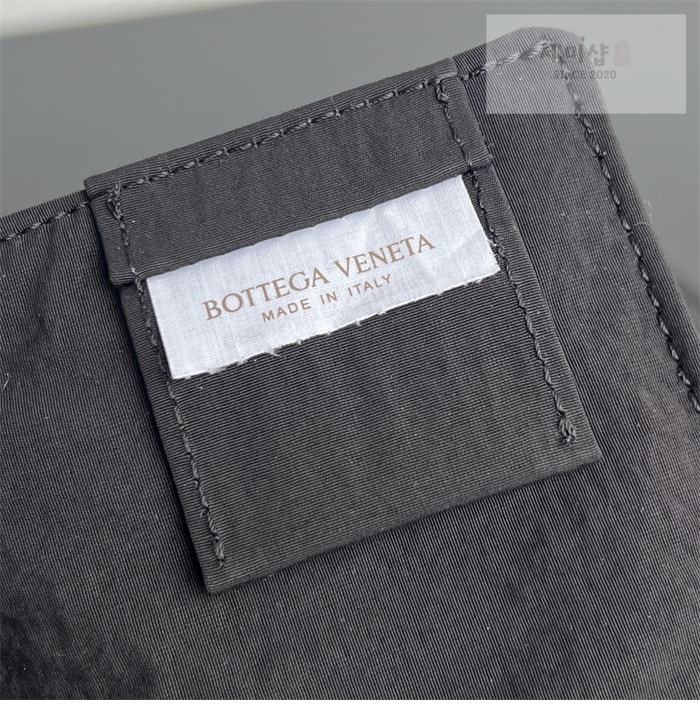 Bottega Veneta 보테가베네타 스몰 패디드 테크 카세트 백 “ 4COLOR ” 블랙+그린 Bag 2번 이미지