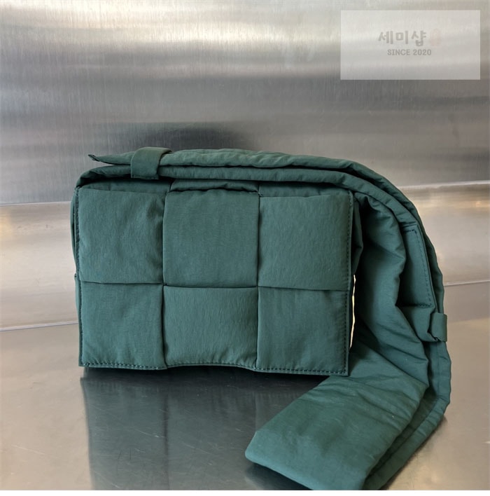 Bottega Veneta 보테가베네타 스몰 패디드 테크 카세트 백 “ 4COLOR ” 블랙+그린 Bag 23번 이미지
