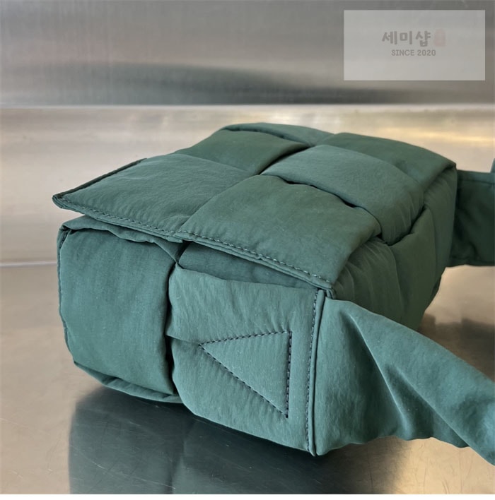 Bottega Veneta 보테가베네타 스몰 패디드 테크 카세트 백 “ 4COLOR ” 블랙+그린 Bag 27번 이미지