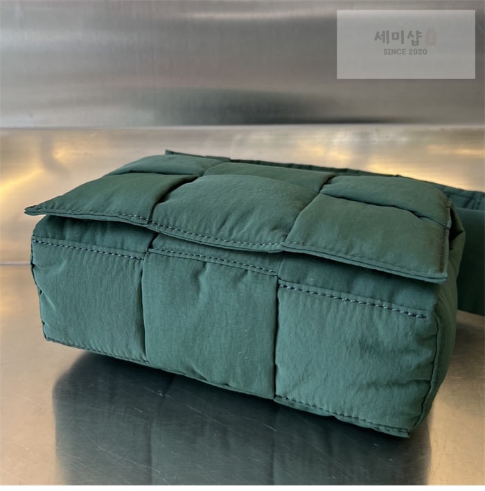 Bottega Veneta 보테가베네타 스몰 패디드 테크 카세트 백 “ 4COLOR ” 블랙+그린 Bag 22번 이미지