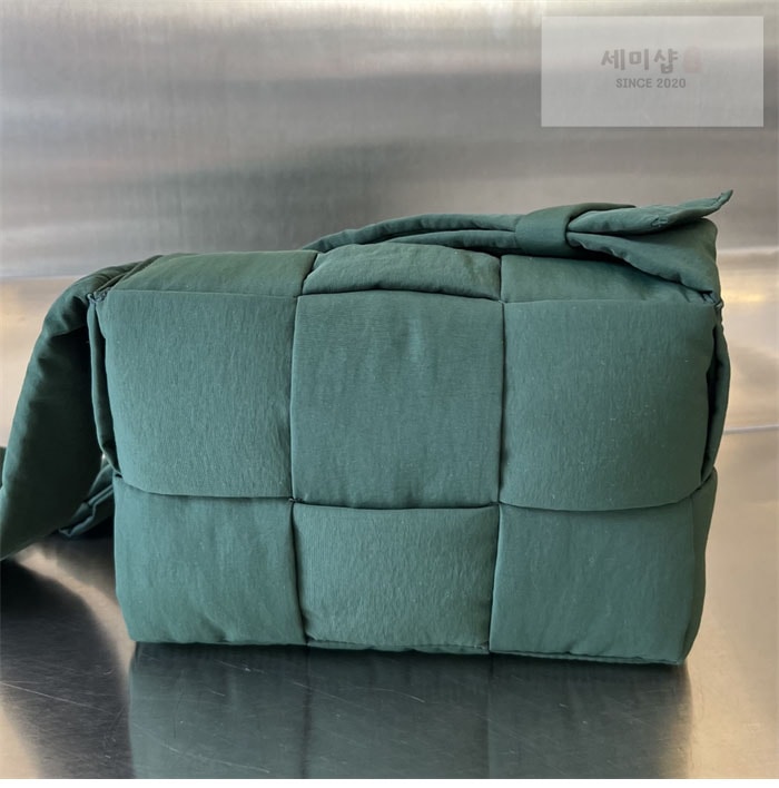 Bottega Veneta 보테가베네타 스몰 패디드 테크 카세트 백 “ 4COLOR ” 블랙+그린 Bag 24번 이미지
