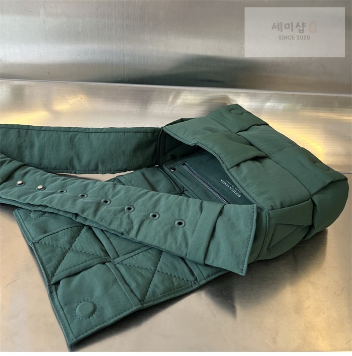 Bottega Veneta 보테가베네타 스몰 패디드 테크 카세트 백 “ 4COLOR ” 블랙+그린 Bag 28번 이미지
