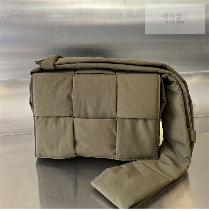 Bottega Veneta 보테가베네타 스몰 패디드 테크 카세트 백 “ 4COLOR ” 블랙+그린 Bag 3번 이미지