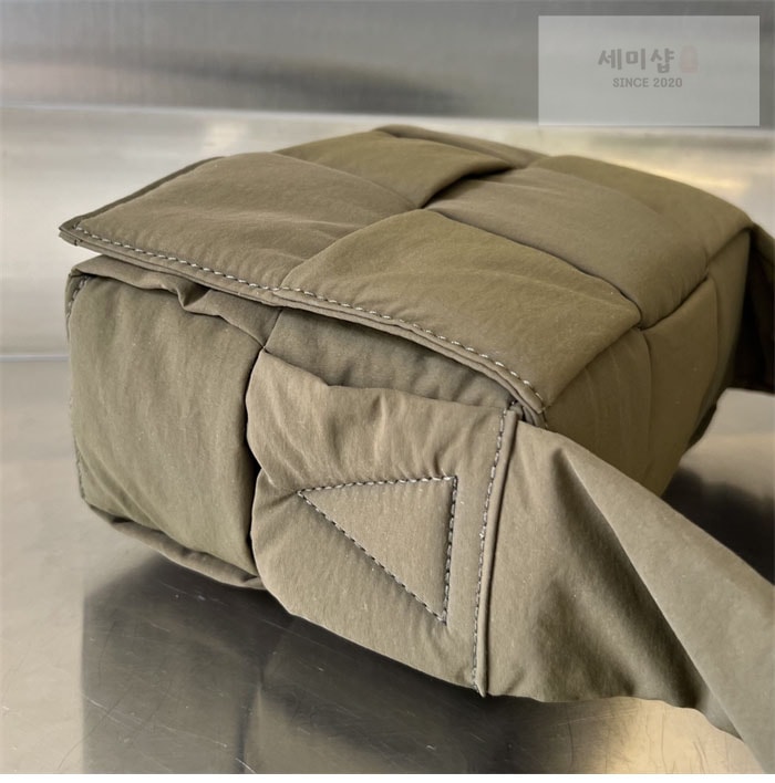 Bottega Veneta 보테가베네타 스몰 패디드 테크 카세트 백 “ 4COLOR ” 블랙+그린 Bag 25번 이미지
