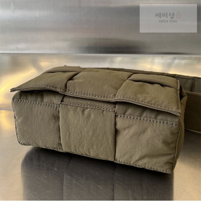 Bottega Veneta 보테가베네타 스몰 패디드 테크 카세트 백 “ 4COLOR ” 블랙+그린 Bag 29번 이미지
