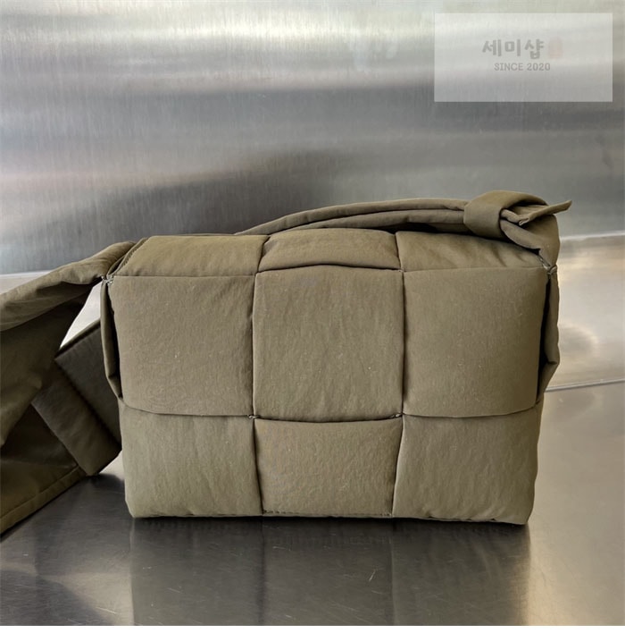 Bottega Veneta 보테가베네타 스몰 패디드 테크 카세트 백 “ 4COLOR ” 블랙+그린 Bag 31번 이미지