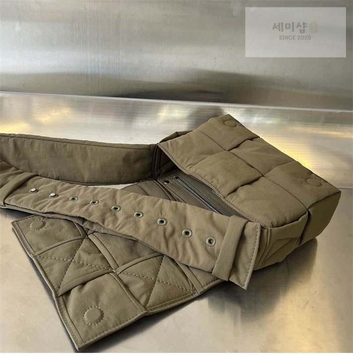 Bottega Veneta 보테가베네타 스몰 패디드 테크 카세트 백 “ 4COLOR ” 블랙+그린 Bag 26번 이미지