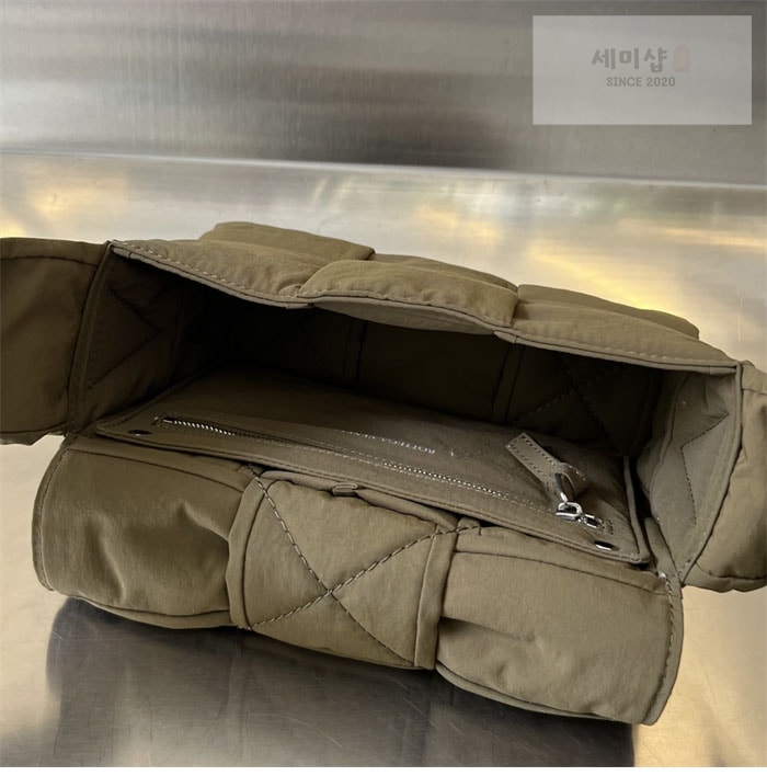 Bottega Veneta 보테가베네타 스몰 패디드 테크 카세트 백 “ 4COLOR ” 블랙+그린 Bag 30번 이미지