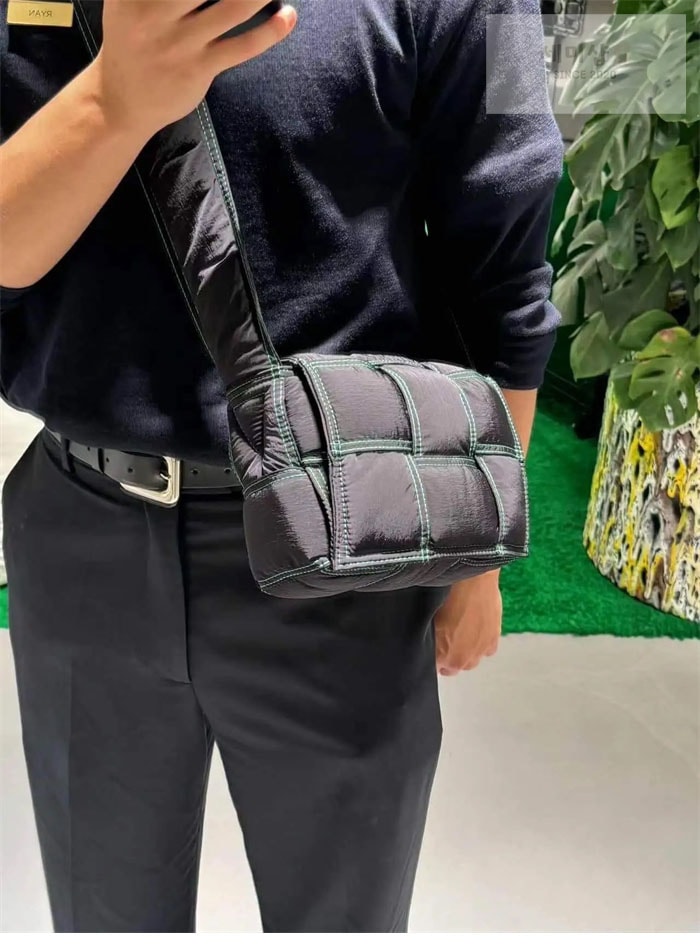 Bottega Veneta 보테가베네타 스몰 패디드 테크 카세트 백 “ 2COLOR ” 레플리카 14번 이미지 - Bag | 세미샵 레플리카 사이트