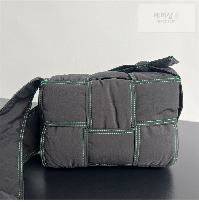 Bottega Veneta 보테가베네타 스몰 패디드 테크 카세트 백 “ 2COLOR ” 레플리카 9번 이미지 - Bag | 세미샵 레플리카 사이트