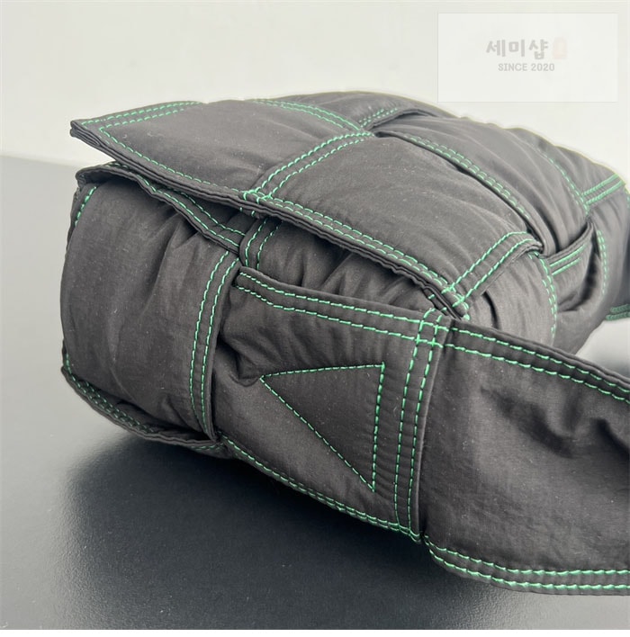 Bottega Veneta 보테가베네타 스몰 패디드 테크 카세트 백 “ 2COLOR ” 레플리카 15번 이미지 - Bag | 세미샵 레플리카 사이트
