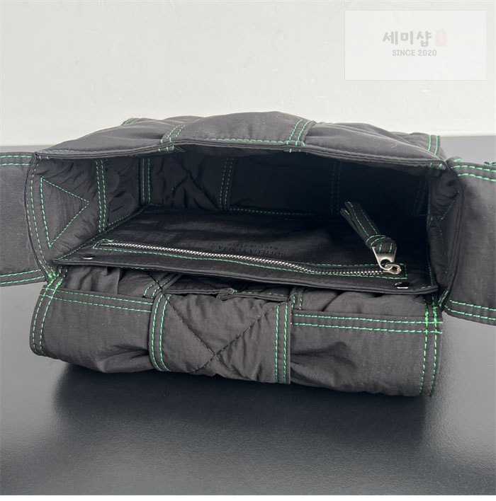 Bottega Veneta 보테가베네타 스몰 패디드 테크 카세트 백 “ 2COLOR ” 레플리카 16번 이미지 - Bag | 세미샵 레플리카 사이트