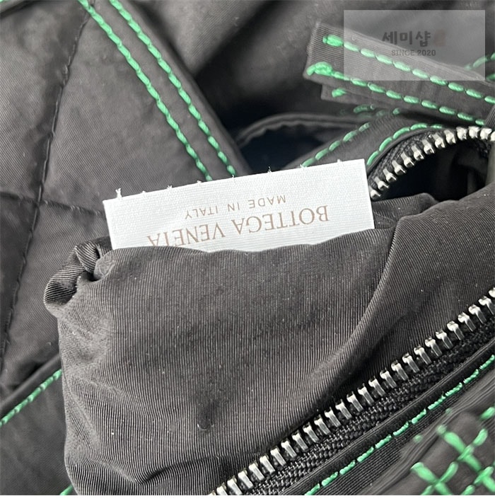 Bottega Veneta 보테가베네타 스몰 패디드 테크 카세트 백 “ 2COLOR ” 레플리카 17번 이미지 - Bag | 세미샵 레플리카 사이트