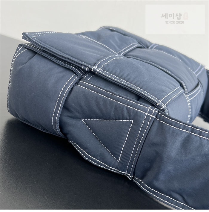 Bottega Veneta 보테가베네타 스몰 패디드 테크 카세트 백 “ 2COLOR ” 레플리카 18번 이미지 - Bag | 세미샵 레플리카 사이트