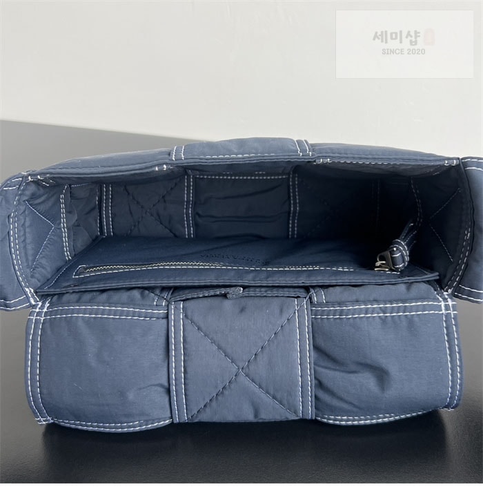 Bottega Veneta 보테가베네타 스몰 패디드 테크 카세트 백 “ 2COLOR ” 레플리카 19번 이미지 - Bag | 세미샵 레플리카 사이트