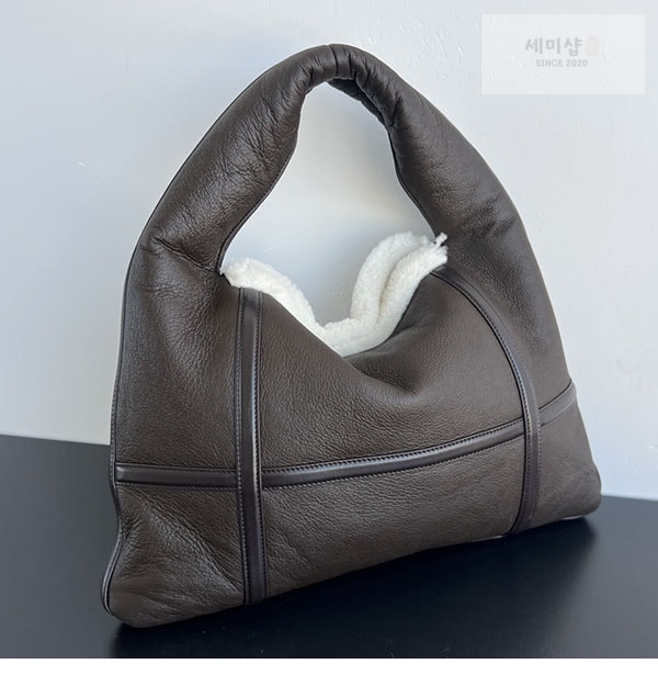 Bottega Veneta 보테가베네타 스몰 홉 백 테디 폰단트 Bag 6번 이미지
