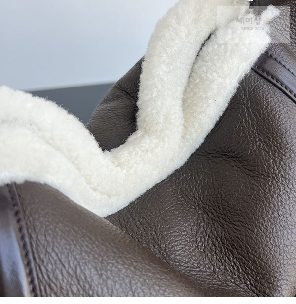 Bottega Veneta 보테가베네타 스몰 홉 백 테디 폰단트 Bag 7번 이미지