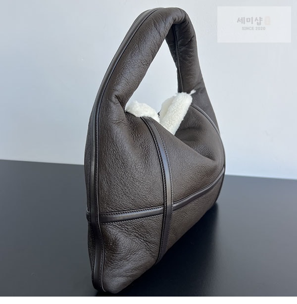 Bottega Veneta 보테가베네타 스몰 홉 백 테디 폰단트 Bag 8번 이미지