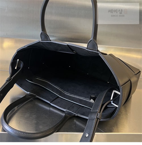 Bottega Veneta 보테가베네타 스트랩 스몰 인트레치아토 아르코 토트 백 블랙 Bag 2번 이미지