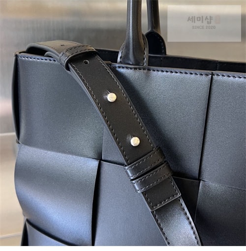Bottega Veneta 보테가베네타 스트랩 스몰 인트레치아토 아르코 토트 백 블랙 Bag 8번 이미지
