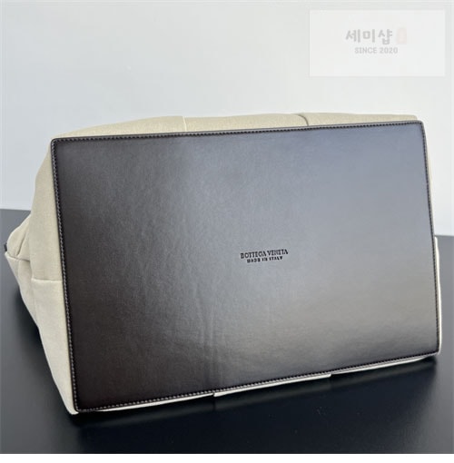보테가베네타 보테가베네타 캔버스 아르코 토트백 폰단트 Bag 2번 이미지