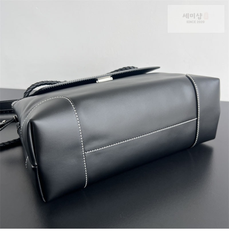 Bottega Veneta 보테가베네타 안디아모 메신저백 “ 2 COLOR ” 블랙 Bag 9번 이미지