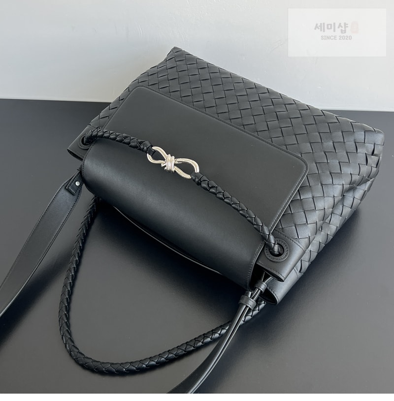 Bottega Veneta 보테가베네타 안디아모 미디엄 메신저백 “ 3 COLOR ” 블랙 Bag 24번 이미지