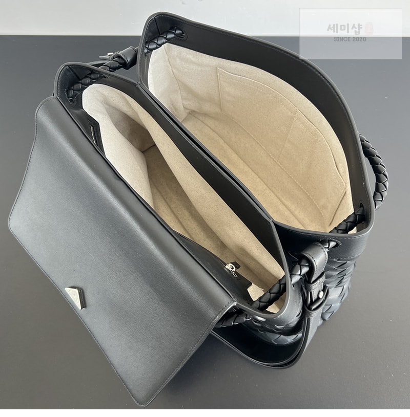 Bottega Veneta 보테가베네타 안디아모 미디엄 메신저백 “ 3 COLOR ” 블랙 Bag 16번 이미지