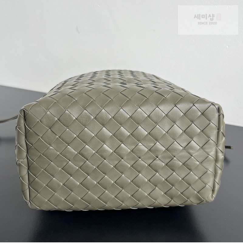 Bottega Veneta 보테가베네타 인트레치아토 비블리오테카 버킷 백 “ 3 COLOR ” 폰단트 Bag 9번 이미지