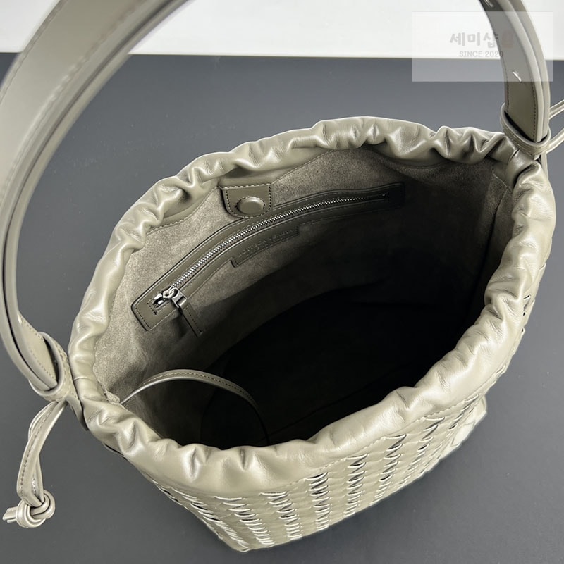 Bottega Veneta 보테가베네타 인트레치아토 비블리오테카 버킷 백 “ 3 COLOR ” 폰단트 Bag 2번 이미지