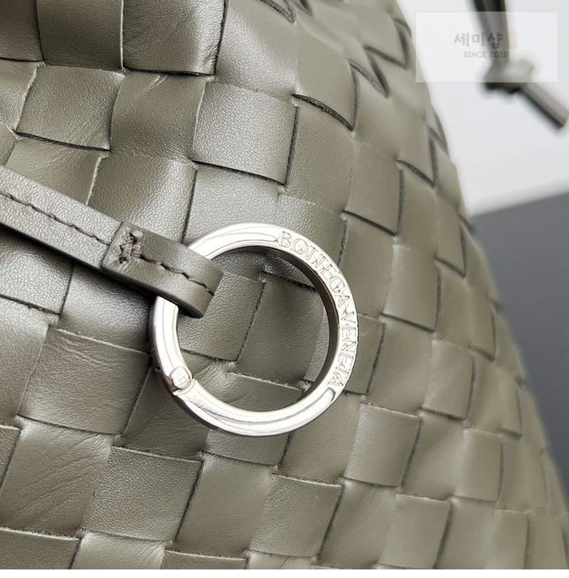 Bottega Veneta 보테가베네타 인트레치아토 비블리오테카 버킷 백 “ 3 COLOR ” 폰단트 Bag 11번 이미지