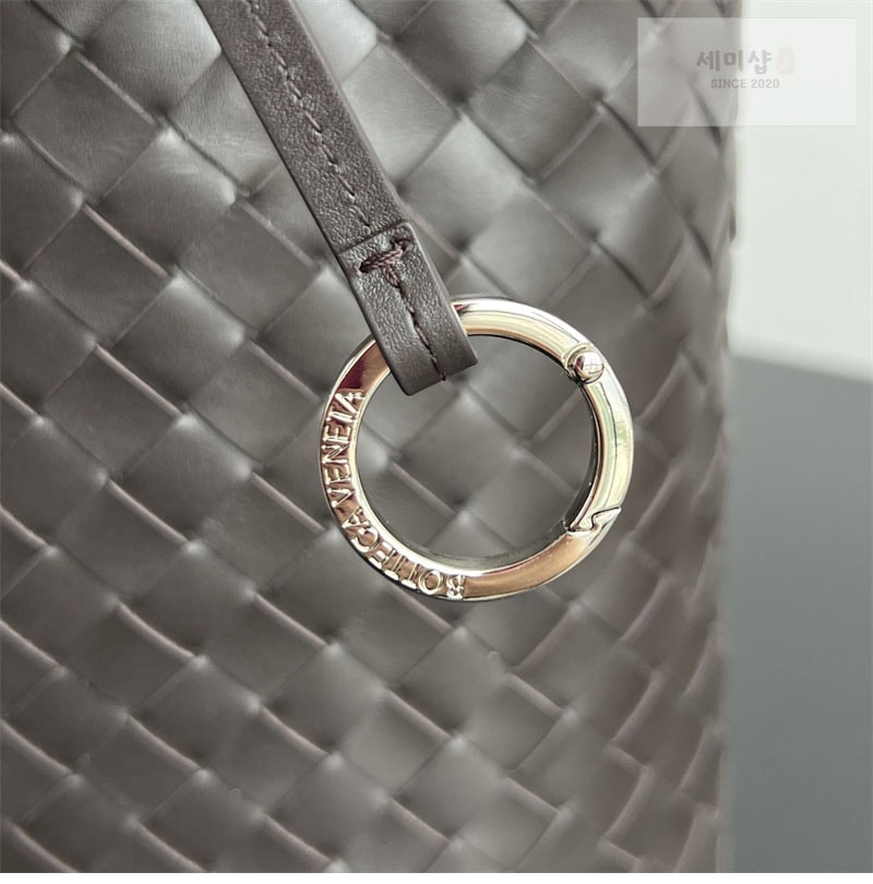 Bottega Veneta 보테가베네타 인트레치아토 비블리오테카 버킷 백 “ 3 COLOR ” 폰단트 Bag 23번 이미지