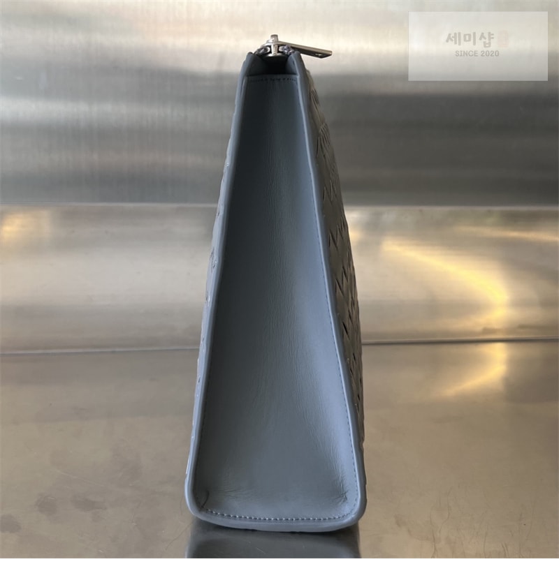 Bottega Veneta 보테가베네타 인트레치아토 스탠딩 파우치 클러치백 “ 2 COLOR ” 그레이 Bag 4번 이미지