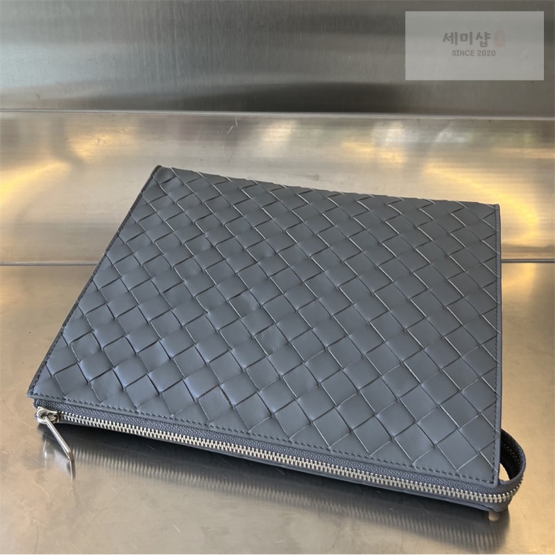 Bottega Veneta 보테가베네타 인트레치아토 스탠딩 파우치 클러치백 “ 2 COLOR ” 그레이 Bag 16번 이미지