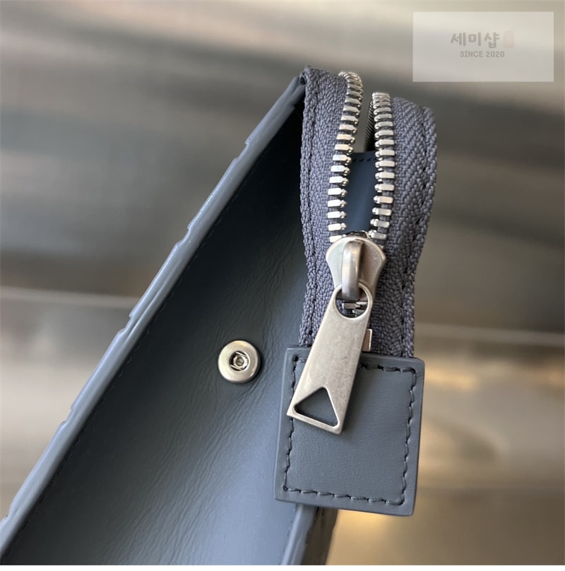Bottega Veneta 보테가베네타 인트레치아토 스탠딩 파우치 클러치백 “ 2 COLOR ” 그레이 Bag 17번 이미지