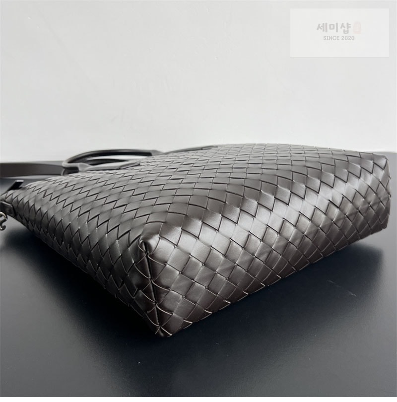 Bottega Veneta 보테가베네타 인트레치아토 지퍼 노스 사우스 토트 백 “ 2 COLOR ” 블랙 Bag 2번 이미지