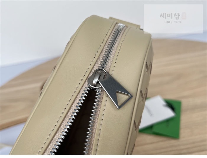 Bottega Veneta 보테가베네타 인트레치아토 카메라 크로스백 “ 7 COLOR ” 풀색 Bag 26번 이미지