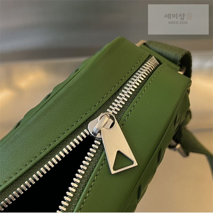 Bottega Veneta 보테가베네타 인트레치아토 카메라 크로스백 “ 7 COLOR ” 풀색 Bag 33번 이미지