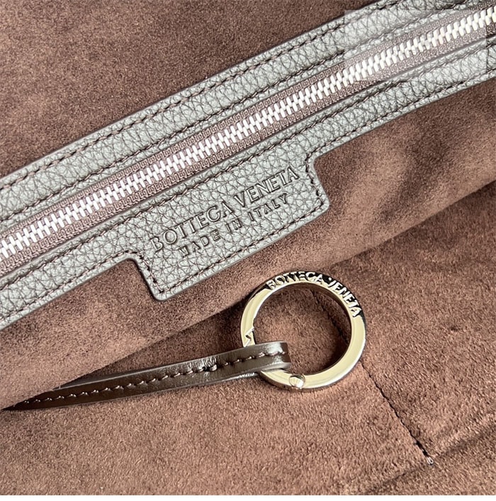 Bottega Veneta 보테가베네타 라지 인트레치아토 트래블러 백 폰단트 Bag 1번 이미지