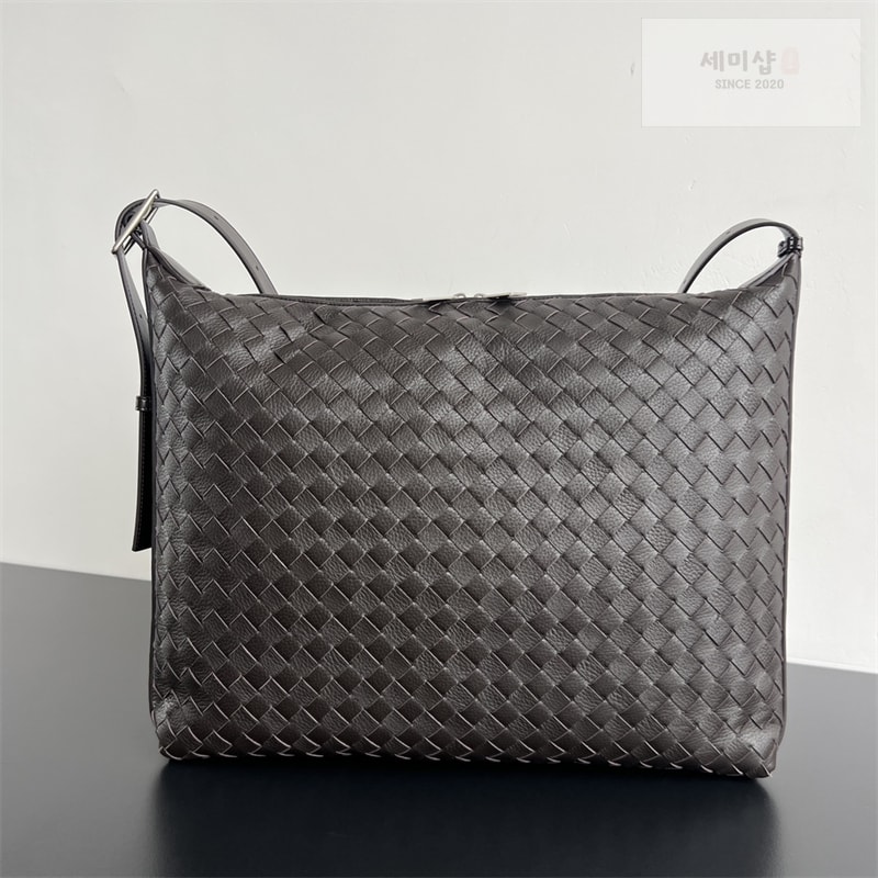 Bottega Veneta 보테가베네타 미디움 인트레치아토 트래블러 호보 숄더백 폰단트 Bag 1번 이미지